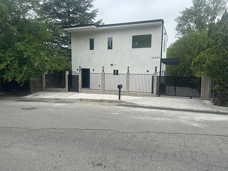 22823 Crespi St — Photo 14