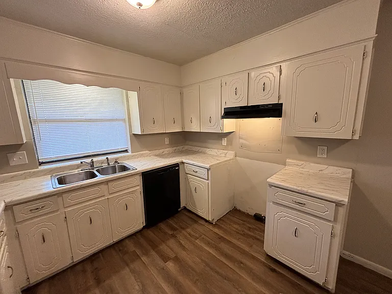1301 Liberty Dr — Photo 9