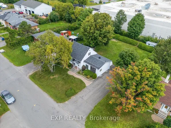 1359 Marchand St, Ottawa, ON K1B 3N7