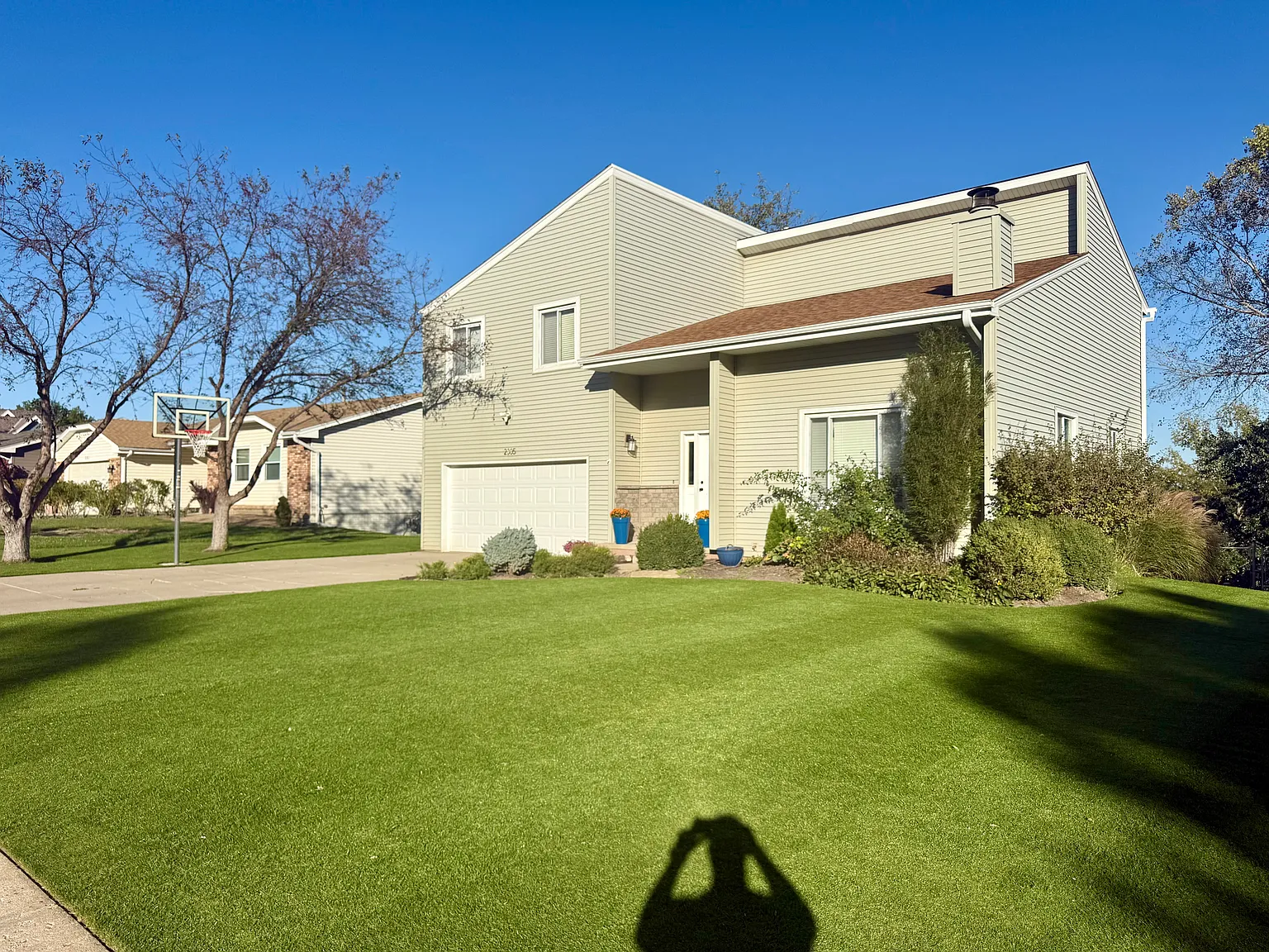 4 bed, 2.5 bath, 2317 sqft, $2,500 — Photo 2