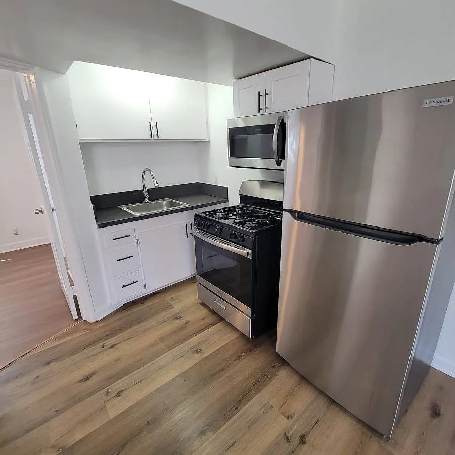 Lawndale 1 Bedroom Apartment Available — Photo 2