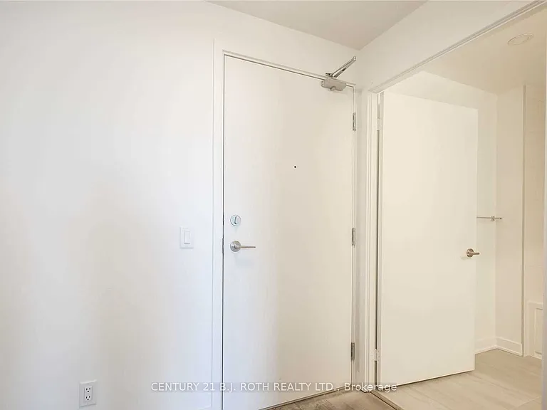 681 Yonge St N #201 — Photo 2