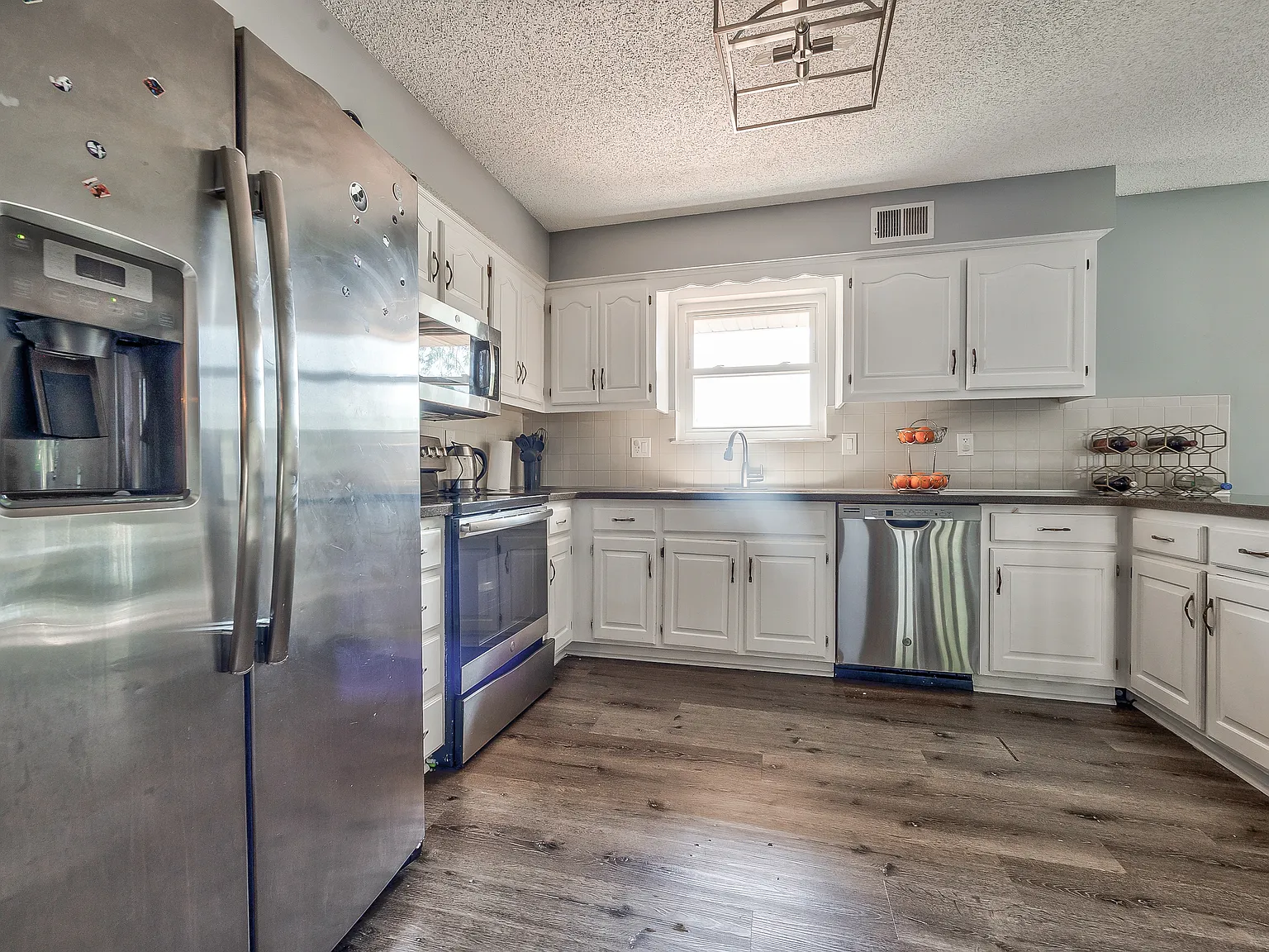 3 bed, 1777 sqft, $2,600 — Photo 2