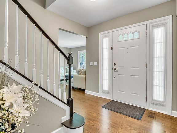 3rd image of 307 Richmond Pl