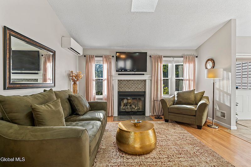 4th image of 32 Brenden Court