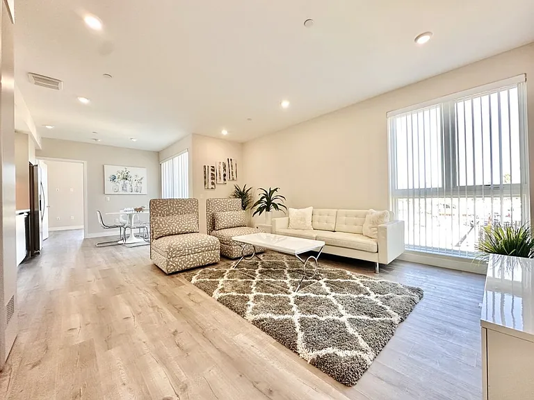 4660 Melrose — Photo 26