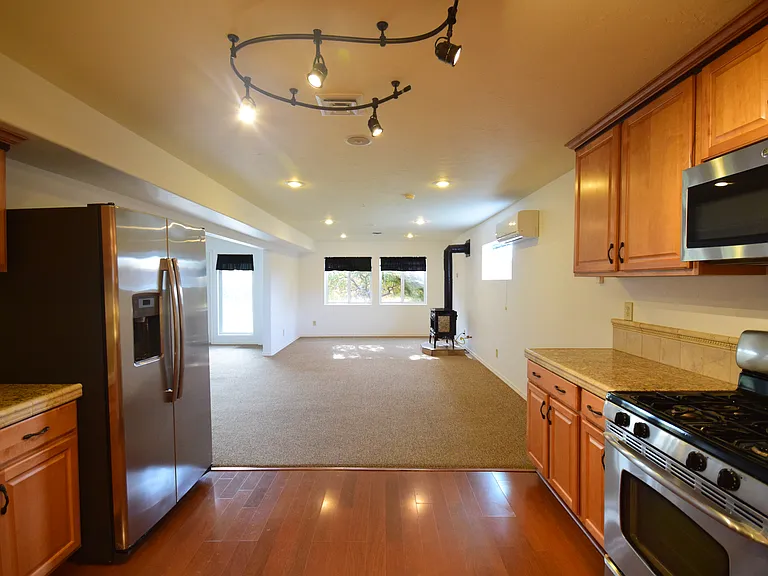 402 Sunridge Ave — Photo 3