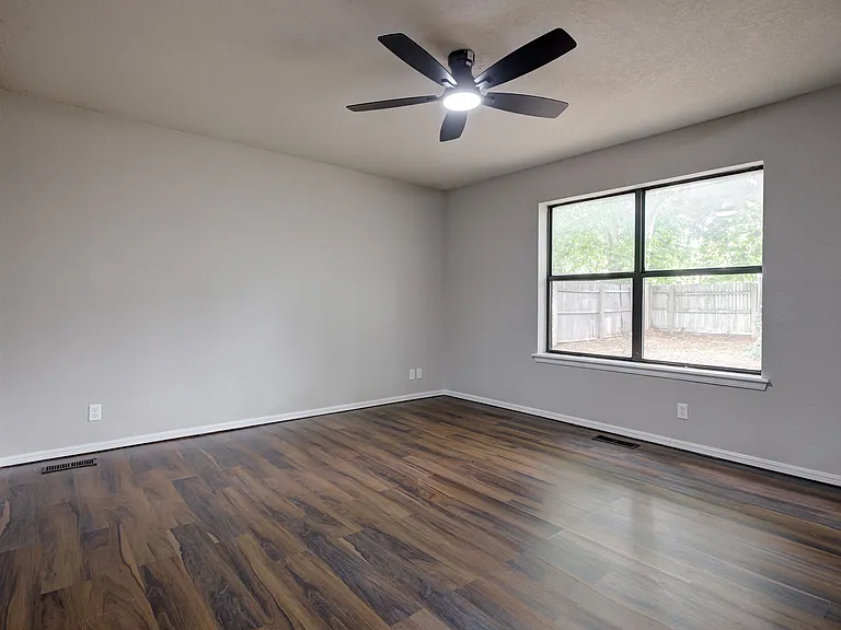 605 Springwood St — Photo 13