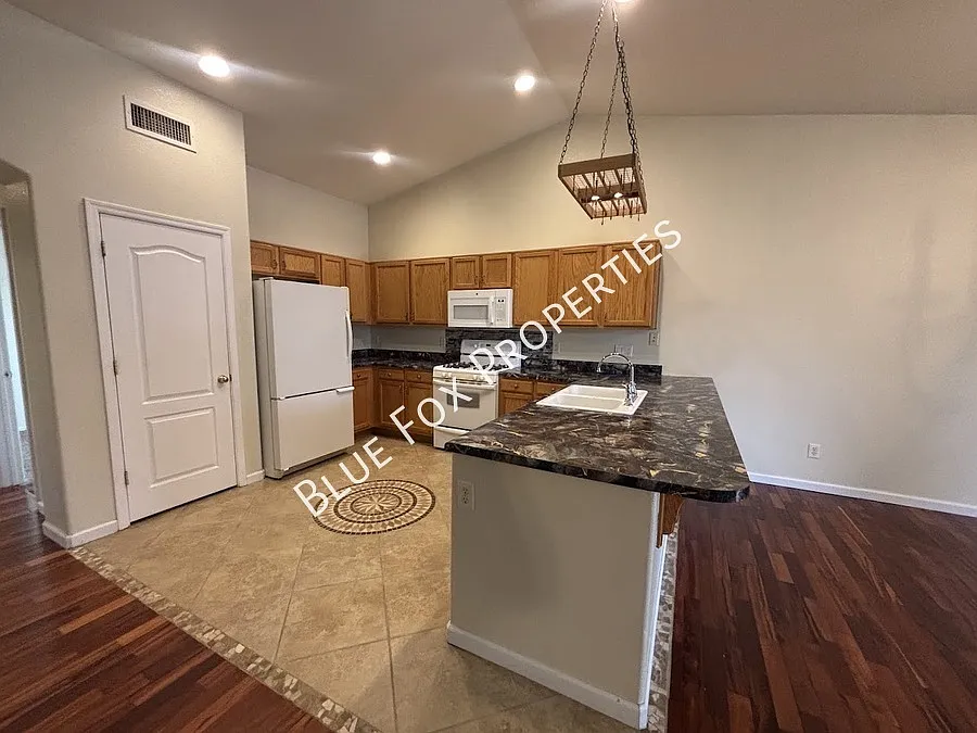 East Side 4 Bed + LARGE Backyard! — Photo 4