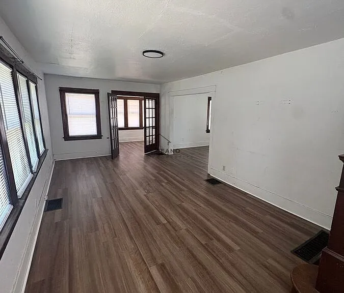 1076 W Packard St — Photo 2