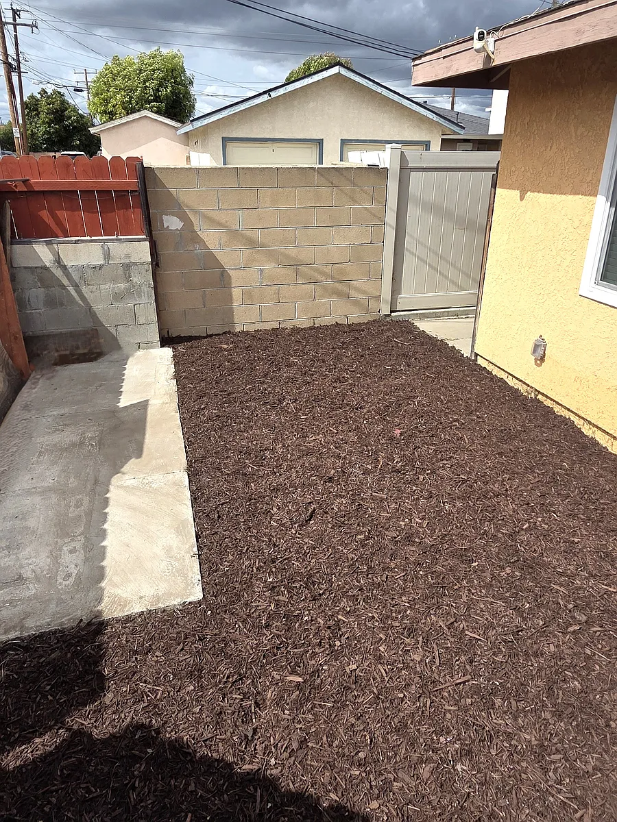 Private front yard - 10893 Walnut St