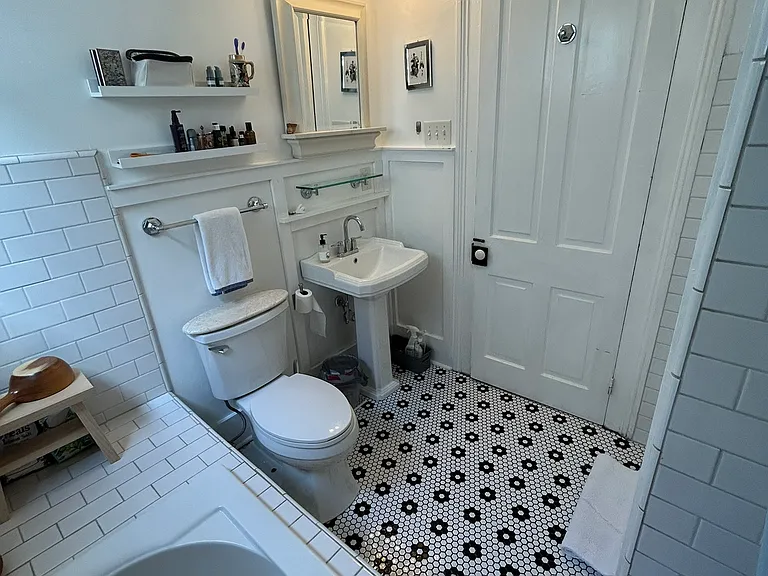 817 Piety St — Photo 12