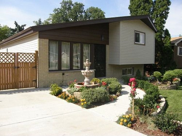 1st image of 608 W Babcock Ave