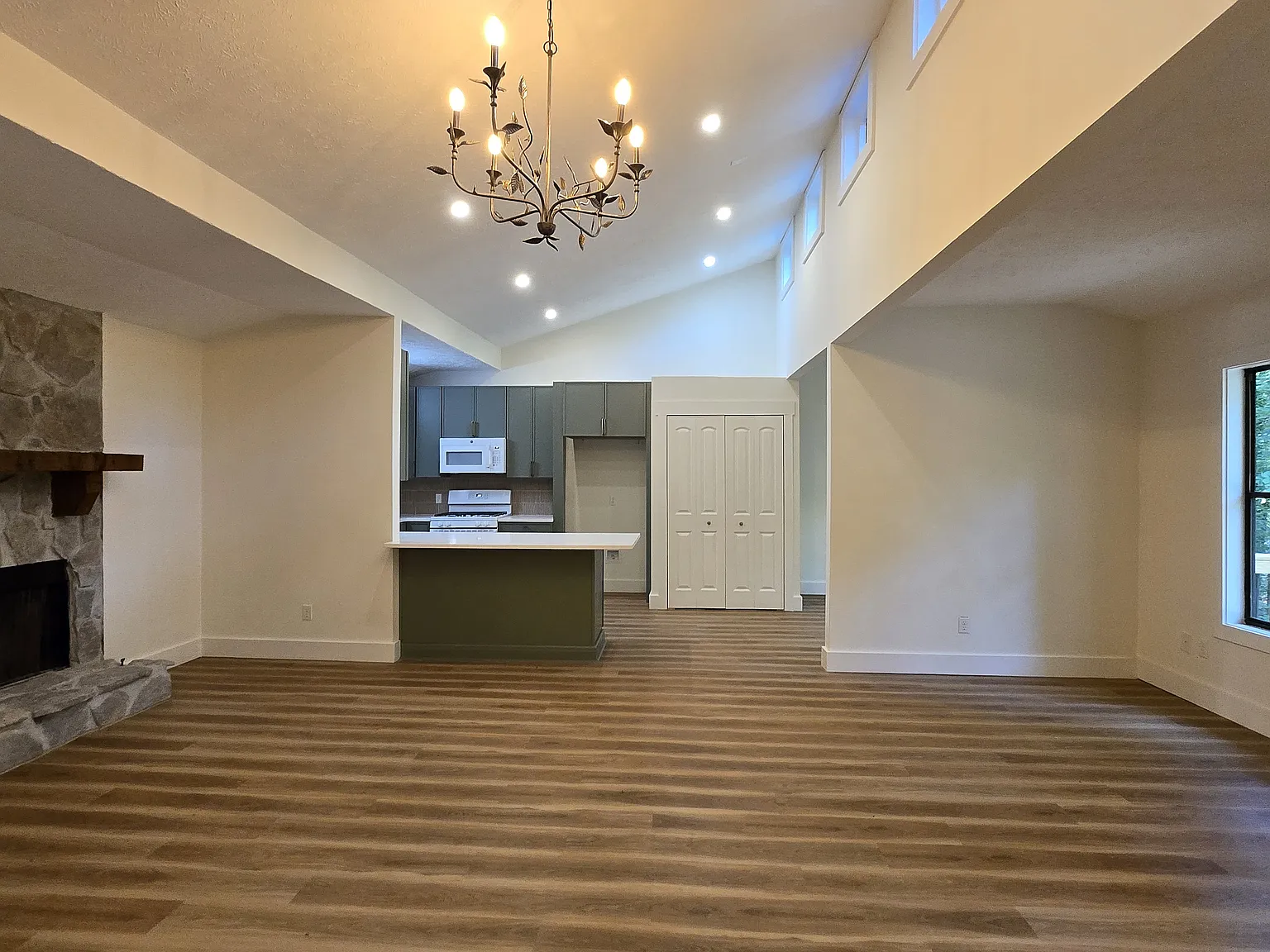 4 bed, 1917 sqft, $2,450 — Photo 4