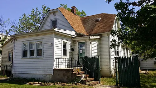 Seeley Ave Photo 1