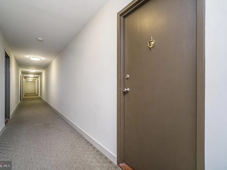 1210 N Taft St #504 — Photo 2