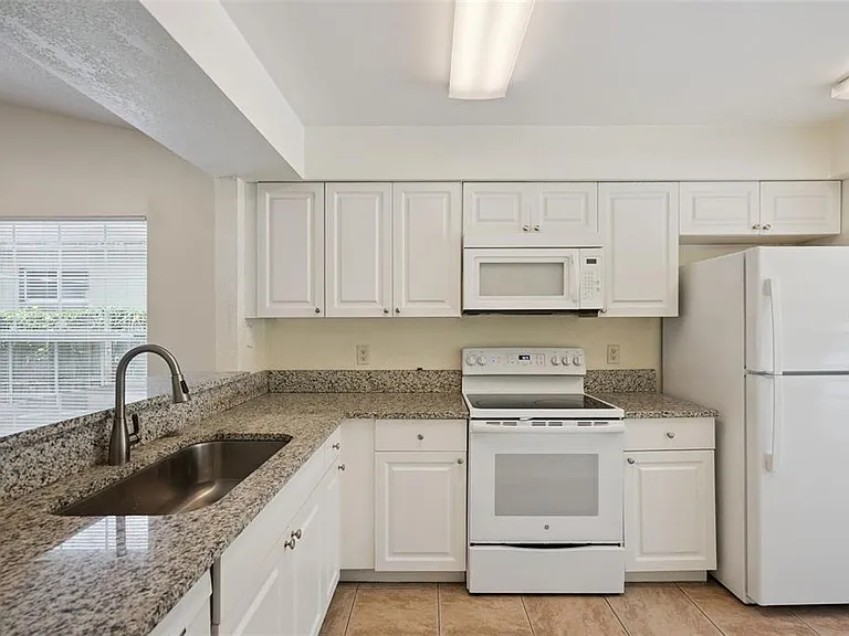 2725 Mayer St — Photo 11