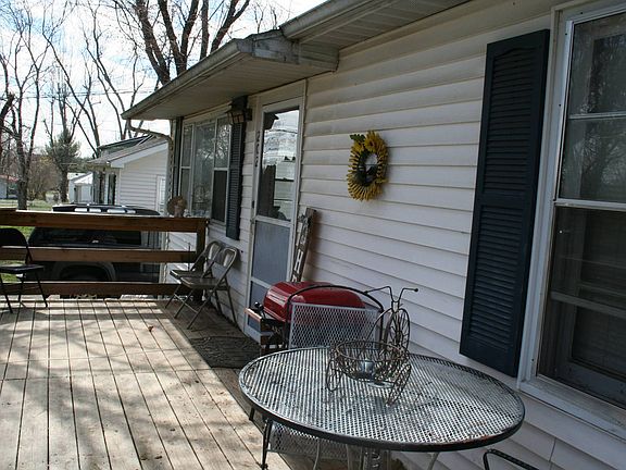 3rd image of 202 Kerr St