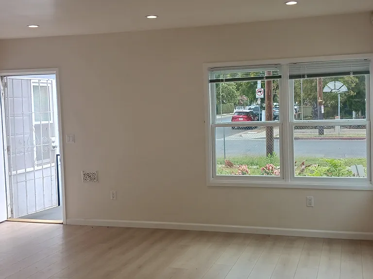 6725 Tyrone Ave — Photo 2