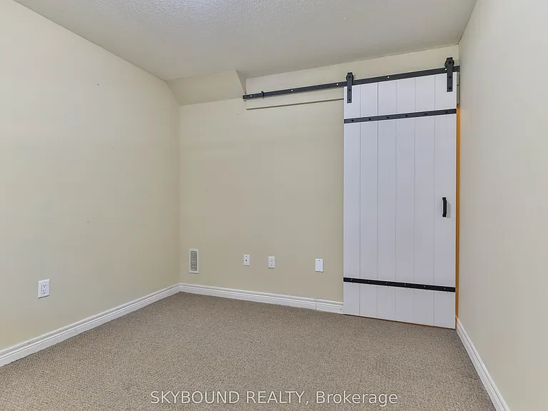 2 Egleston Ln — Photo 4