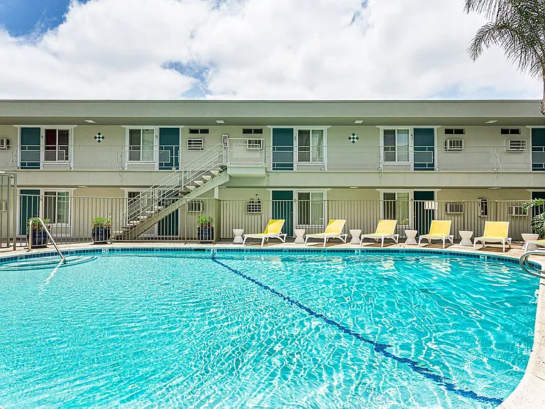 Aztec Pacific Apartments — Photo 2