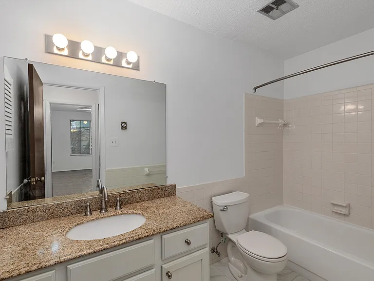 Hartford Place Apartments — Photo 18