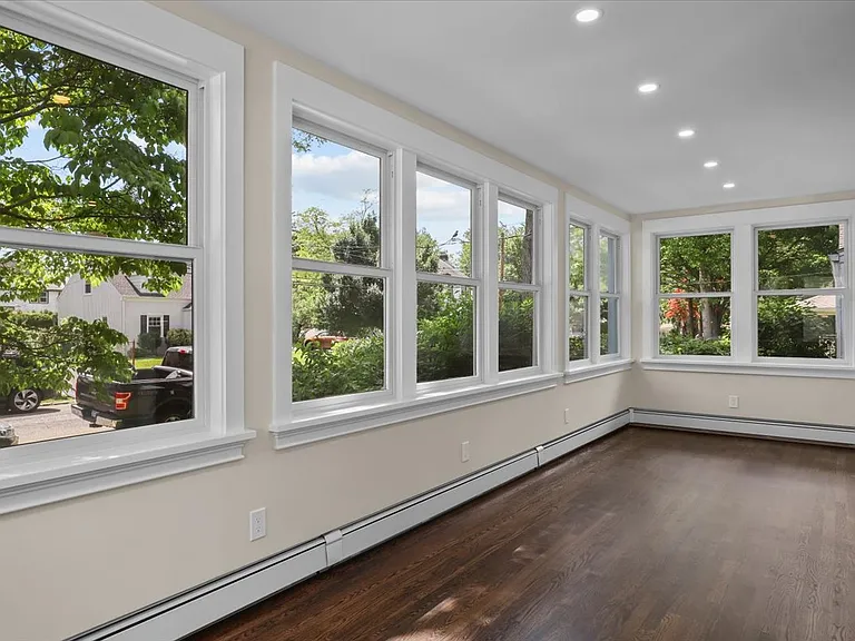 625 Lorraine St — Photo 3