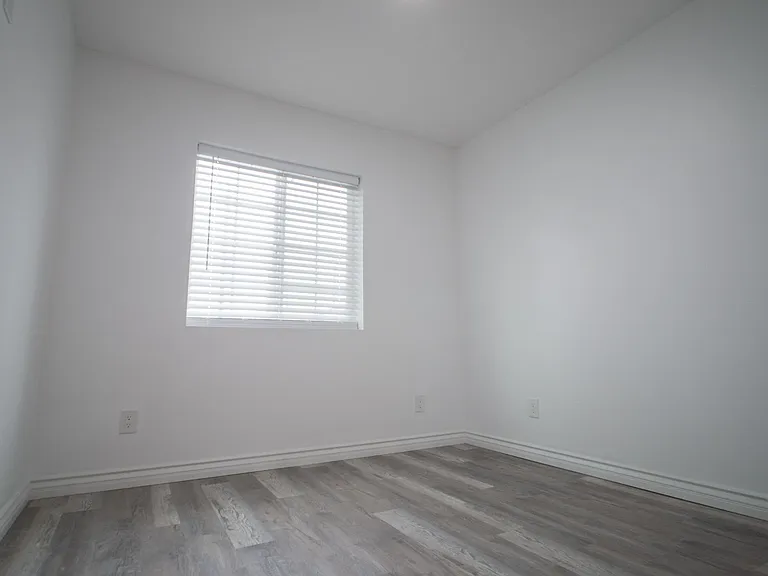 1602 La Golondrina Ave — Photo 9