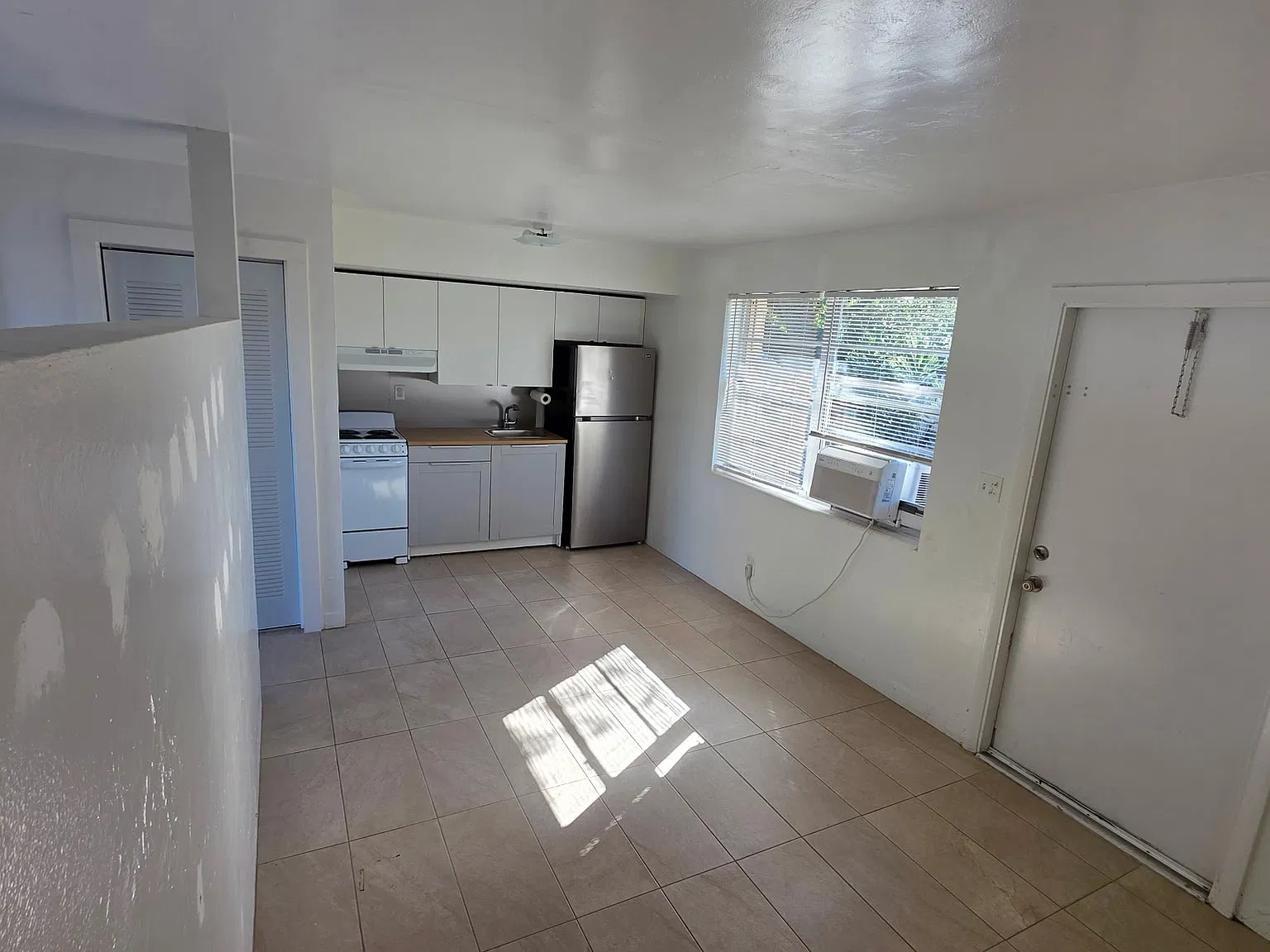 2850 SW 18th Ter — Photo 2