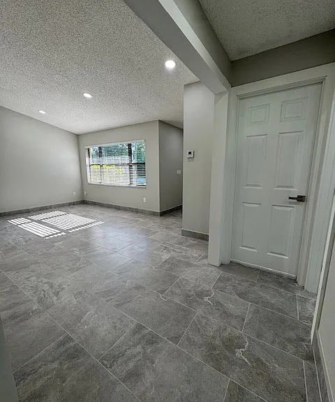 3905 Almeria Ave — Photo 7
