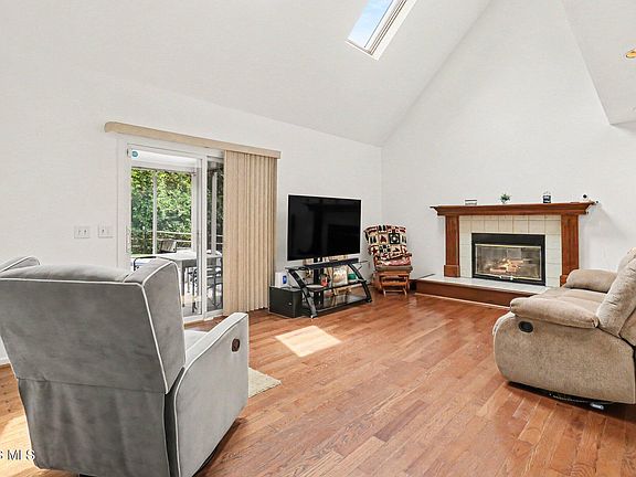 3rd image of 2227 Glenrose Ln