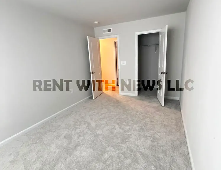 282 Paramount Dr — Photo 15