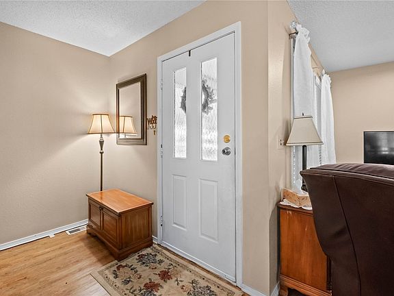5th image of 56 Elizabeth Dr