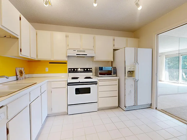 210 W Grant St #204 — Photo 4