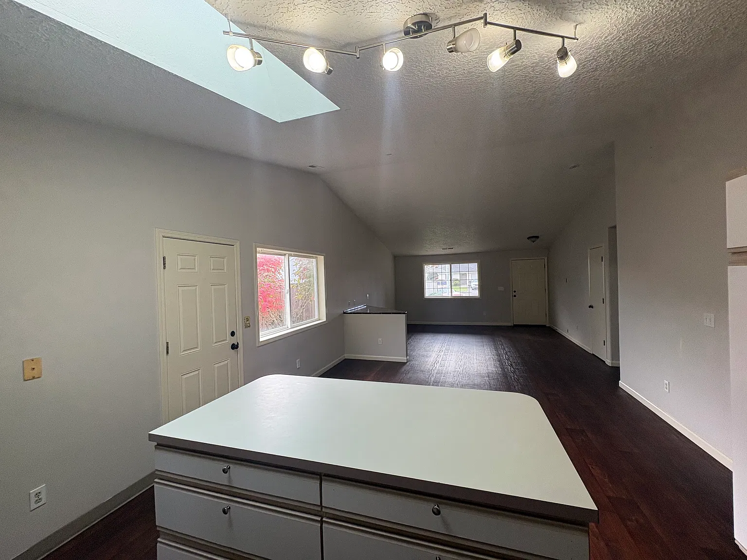3 bed, 1331 sqft, $2,695 — Photo 2