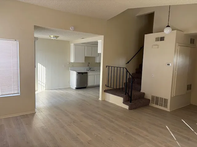 3 bed, 1.5 bath, 1100 sqft, $2,650 — Photo 3