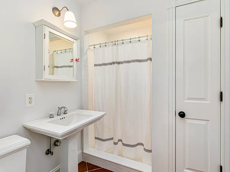 124 Meeting House Ln — Photo 17