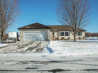 208 Brookside Dr, Parkersburg, IA 50665