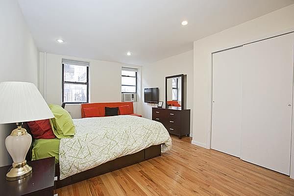 2nd image of 135 W 28th St APT 4FE