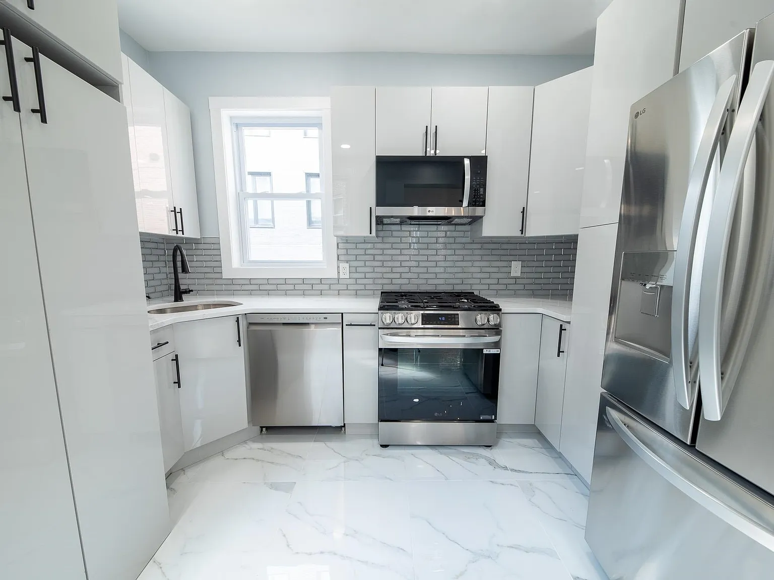 2 bed, 1.0 bath, $3,200 — Photo 3