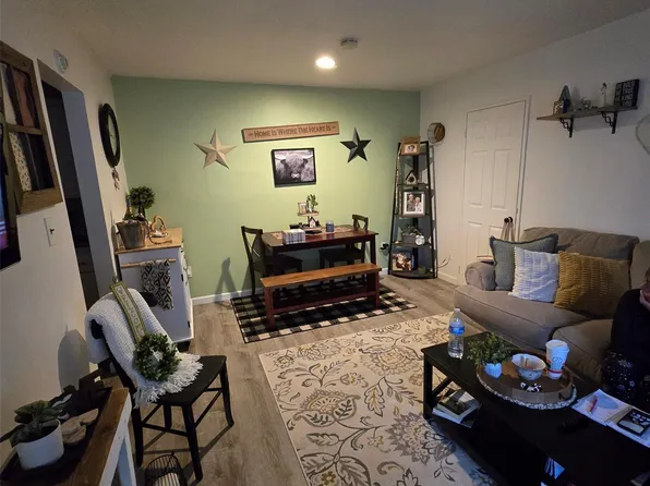 E37 El Camino Court #37, Coram, NY 11727