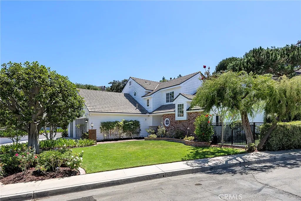 4 bed, 2.5 bath, 2954 sqft, $8,000 — Photo 1