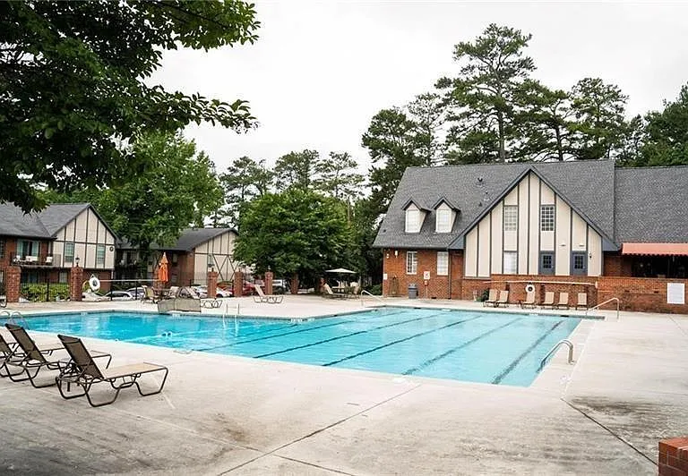 6851 Roswell Rd #D10 — Photo 32