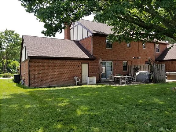 5th image of 460 Blackstone Dr