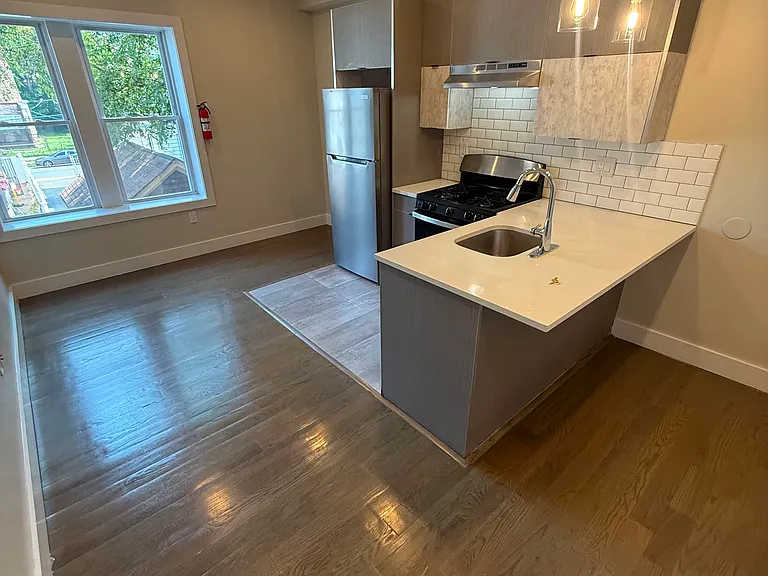 535 Hawthorne Ave #203B — Photo 1