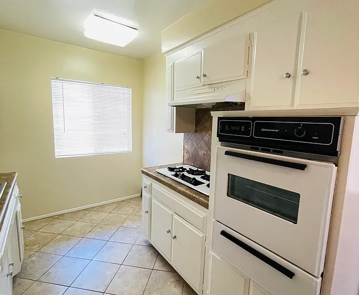 949 N Alfred St #8 — Photo 4