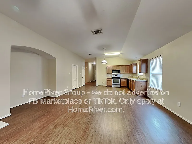 4 bed, 2.0 bath, 1575 sqft, $1,895 — Photo 2
