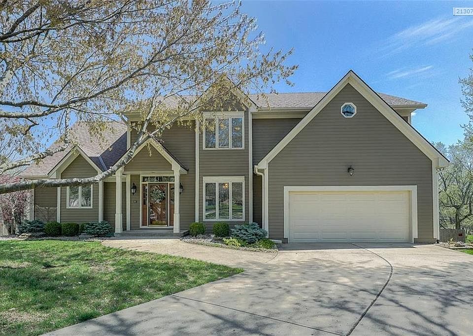 Welcome to this lovely Lake Home, nestled in Waterfield!