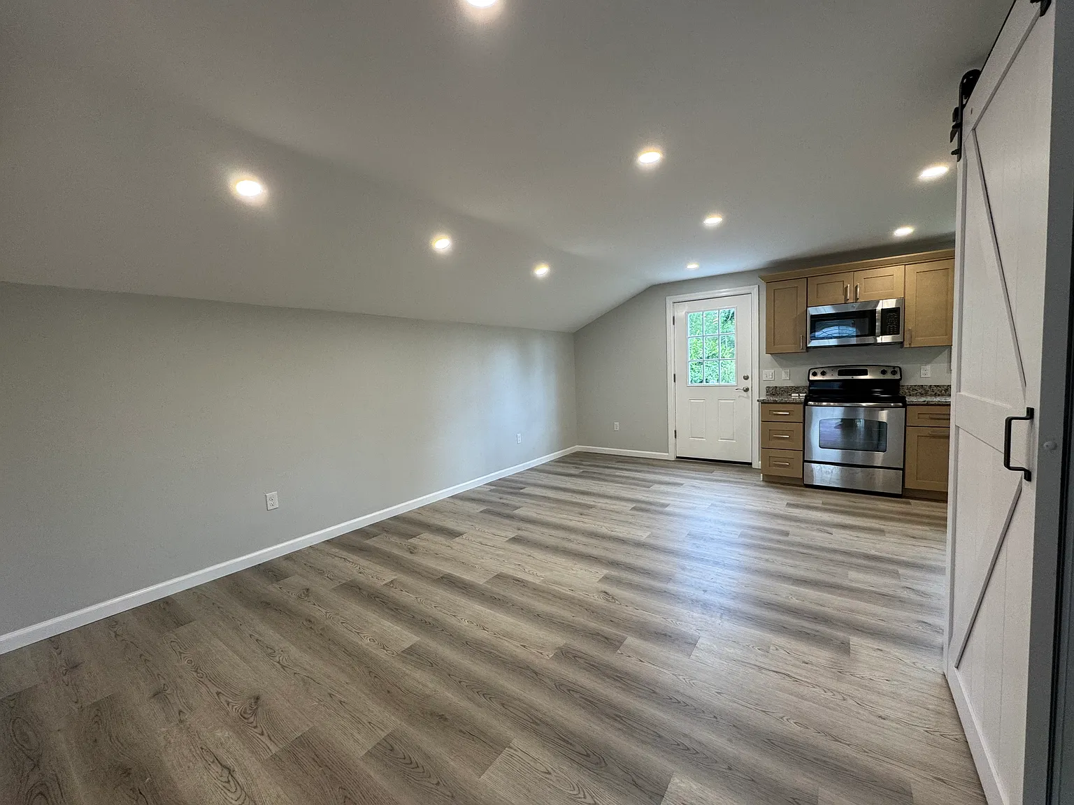 1 bed, 672 sqft, $1,900 — Photo 3