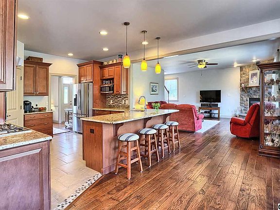 3rd image of 13 Jennifer Ln